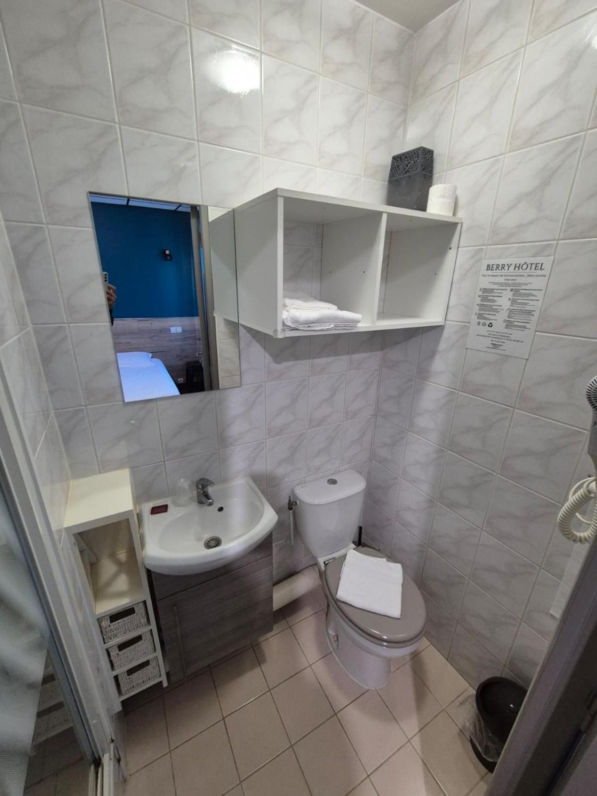 Berry Hotel La Chatre Bagian luar foto